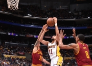 雷火电竞-包含阿扎伦卡爆冷击败湖人，回归赛场引爆全场！的词条