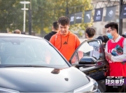 雷火竞技-Ming回归赛场，势不可挡首场状态亮眼，中国队观众沸腾！的简单介绍