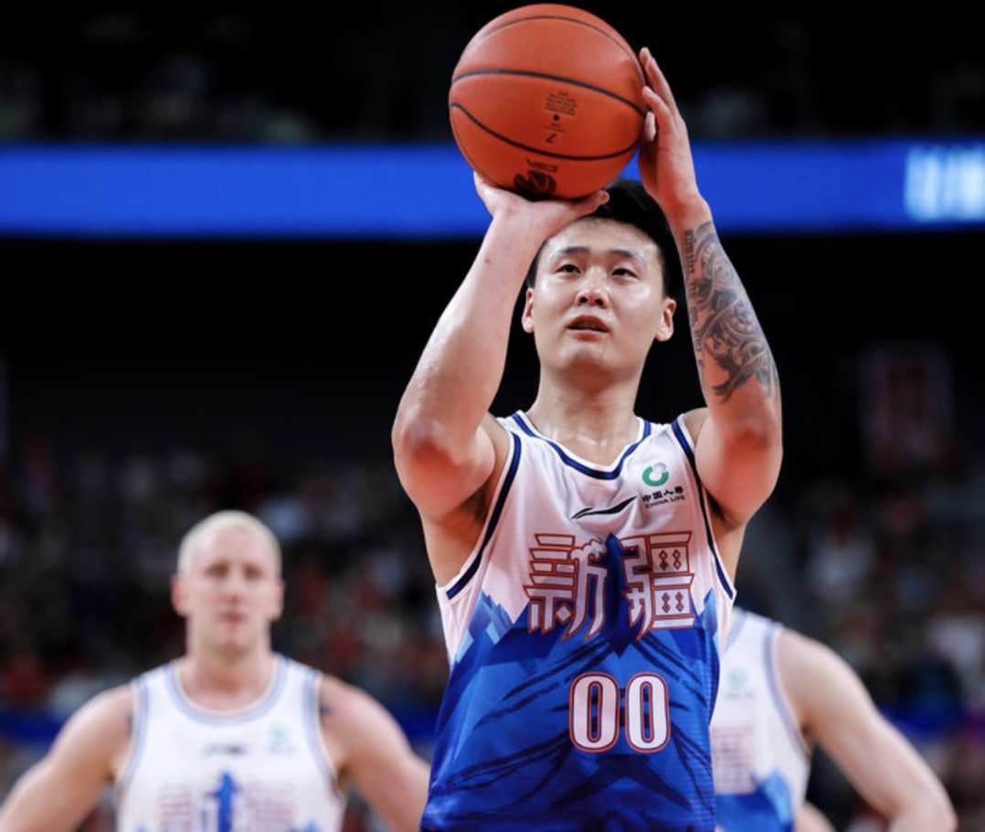 冲浪总决赛焦点战：北城迅豹队淘汰对手江南巨龙队，外线火力全开。黑马成最大惊喜的简单介绍