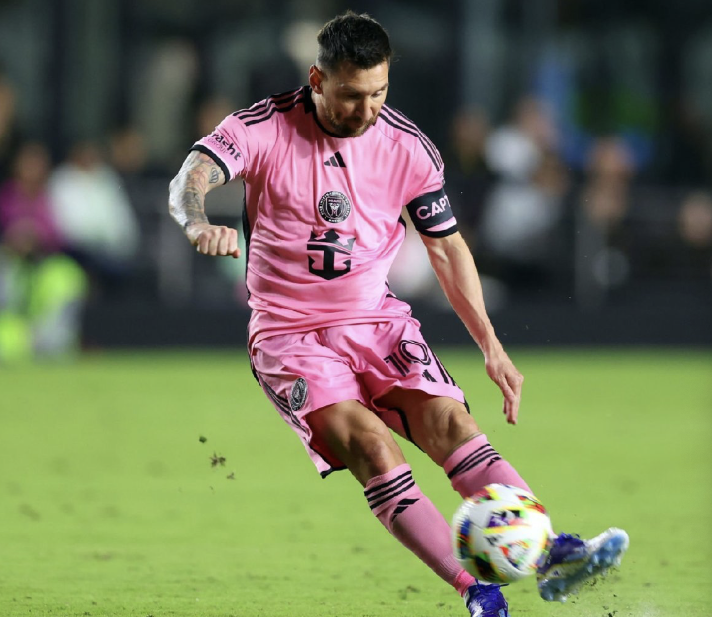  日本队观众热烈欢呼！，梅西迎来十二赛季出色发挥引发球迷热议